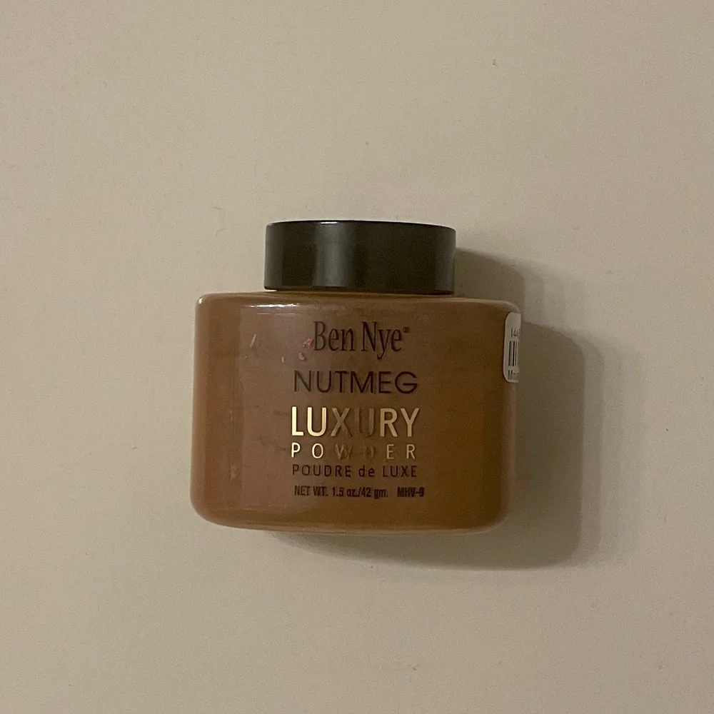 Ben Nye Luxury Powder 🟤 - Picture 2 of 3